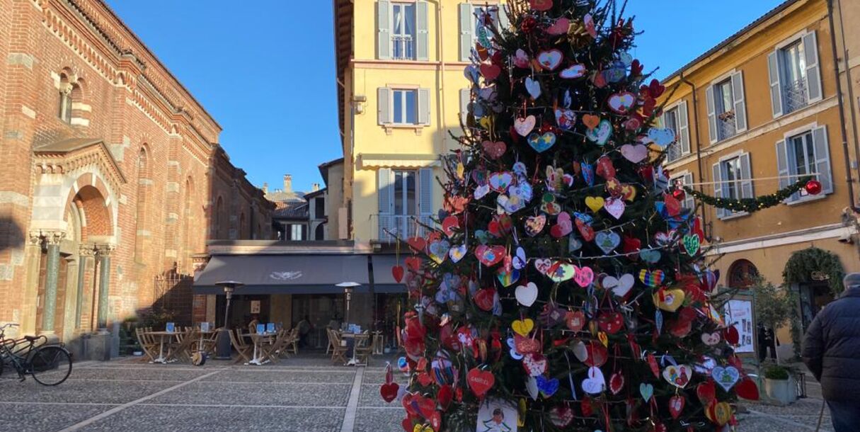 un-albero-addobbato-dai-piu-piccoli